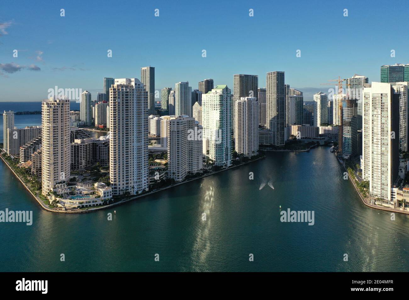 Miami, Floride - 27 décembre 2020 - vue aérienne de la ville de Miami et entrée sur la rivière Miami le matin ensoleillé de l'hiver. Banque D'Images