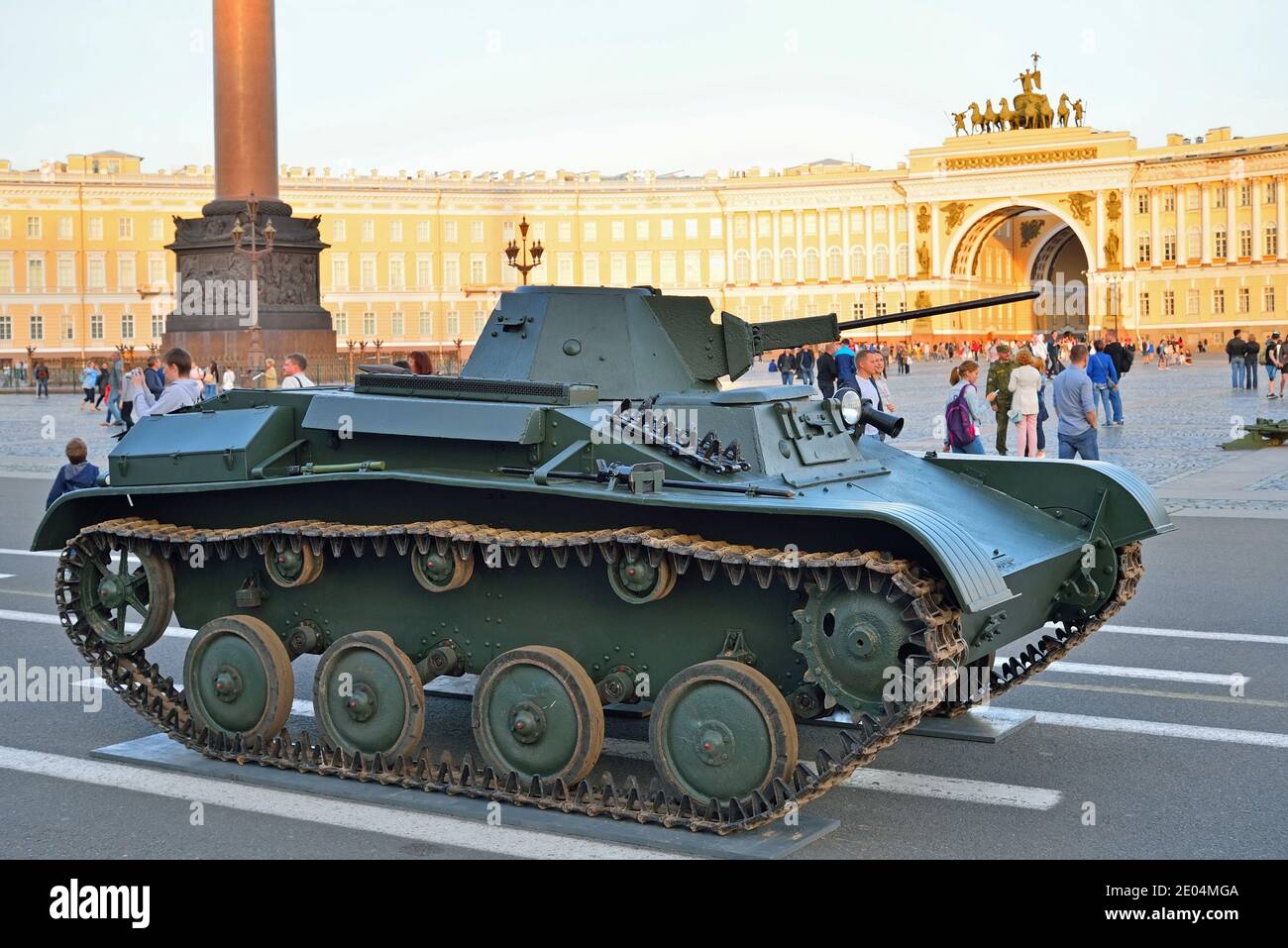 ST.PETERSBURG, RUSSIE - 08 AOÛT 2017 : petit réservoir amphibie soviétique T-38 en arrière-plan de la colonne d'Alexandrie et de l'Arche de l'état-major général Banque D'Images