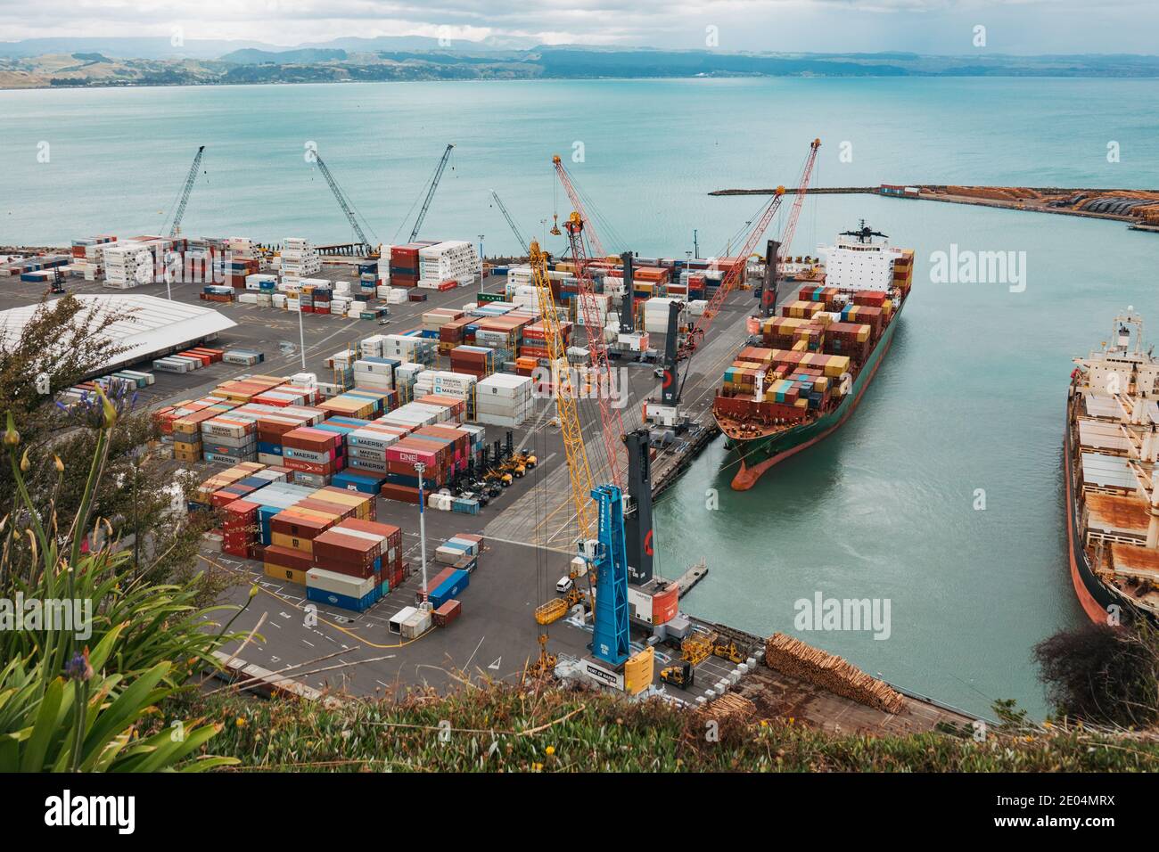 Un navire à conteneurs décharge les conteneurs au port de Napier, en Nouvelle-Zélande Banque D'Images