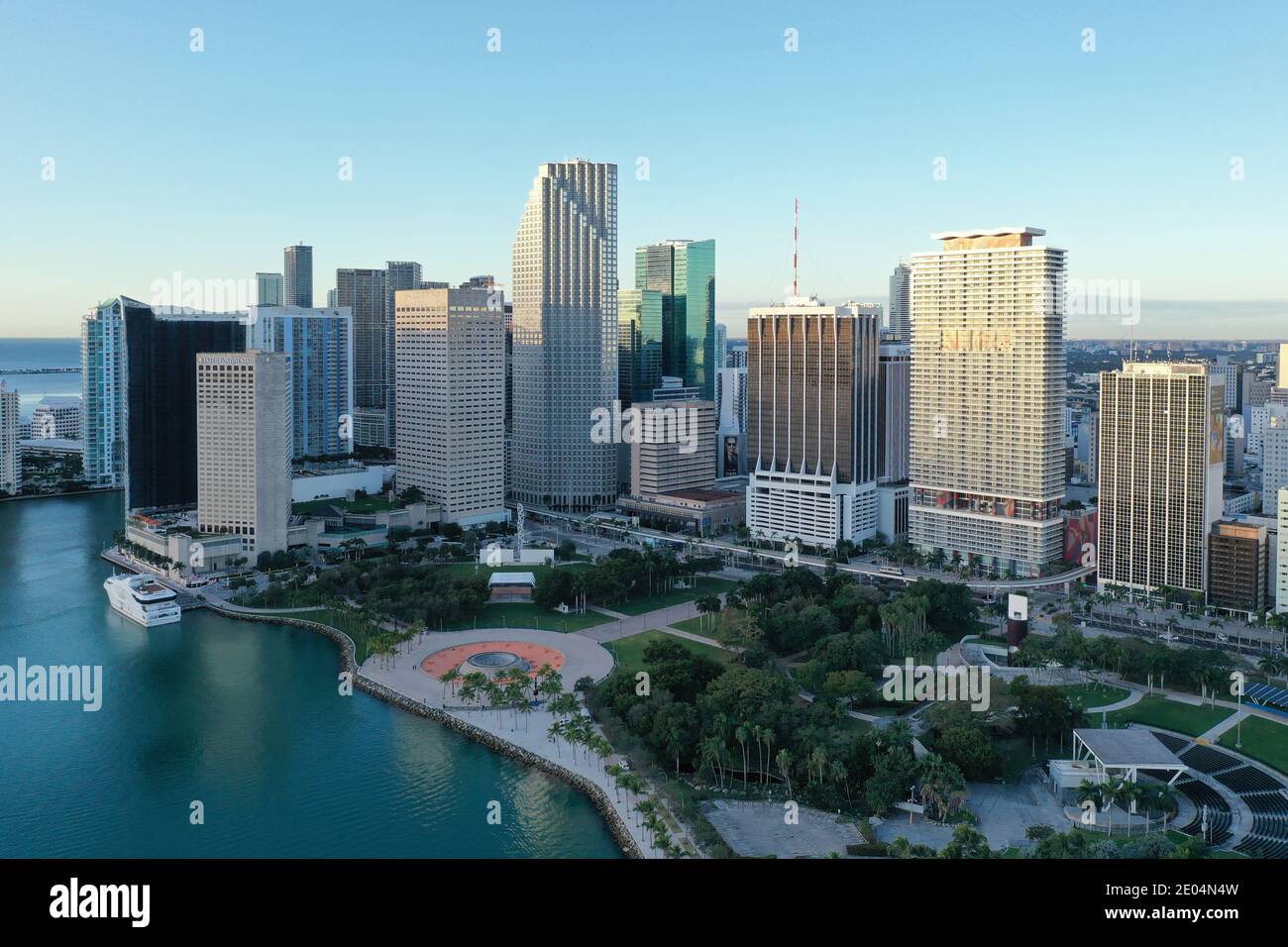 Miami, Floride - 27 décembre 2020 - vue aérienne de la ville de Miami et du parc Bayfront le matin ensoleillé de l'automne. Banque D'Images