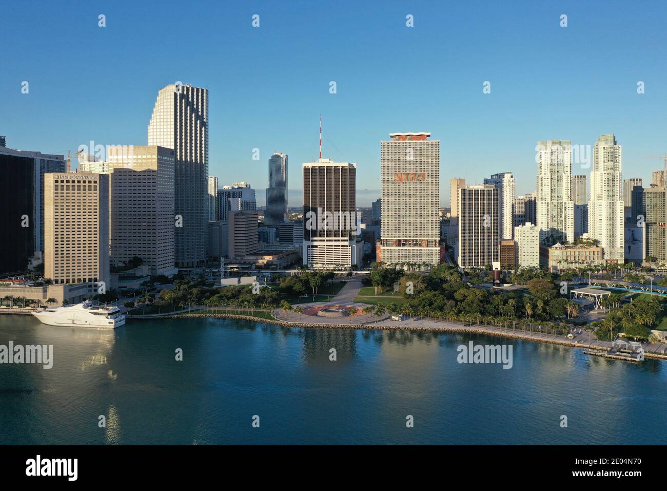Miami, Floride - 27 décembre 2020 - vue aérienne de la ville de Miami et du parc Bayfront le matin ensoleillé de l'automne. Banque D'Images
