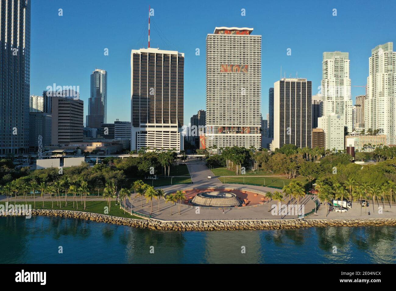 Miami, Floride - 27 décembre 2020 - vue aérienne de la ville de Miami et du parc Bayfront le matin ensoleillé de l'automne. Banque D'Images