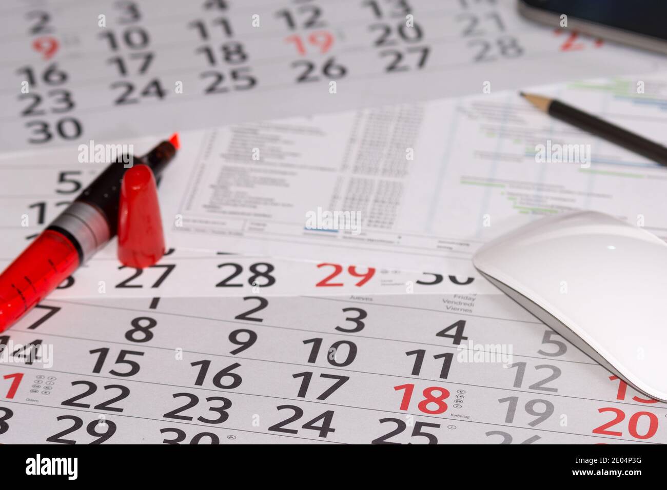 Calendrier avec jours et mois, concentrez-vous sur les dates et le stylo Banque D'Images