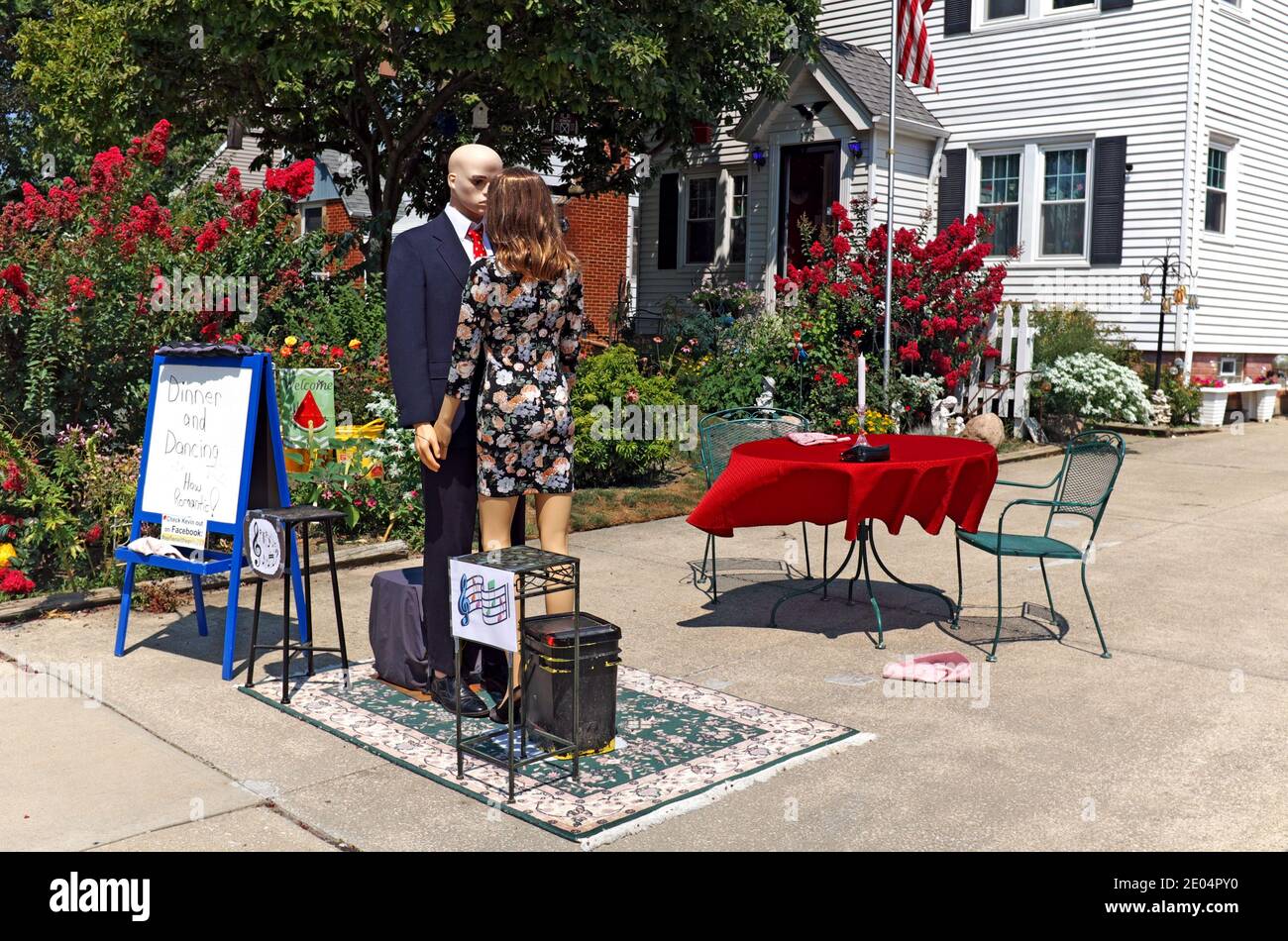 Kelly et Kevin, un couple mannequin, habillé, dansant, et prêt à dîner dans le diorama qui change quotidiennement dans l'allée d'une maison du nord-est de l'Ohio. Banque D'Images