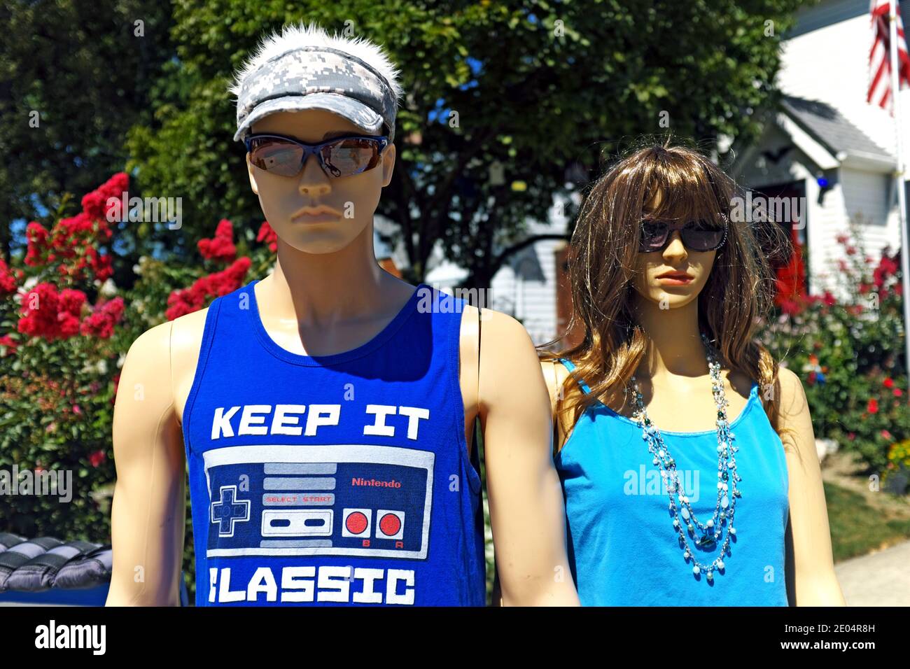 Kevin et Kelly, un couple mannequin exposé dans une allée d'une maison résidentielle de Willowick, Ohio, sont prêts à faire de l'exercice. Banque D'Images