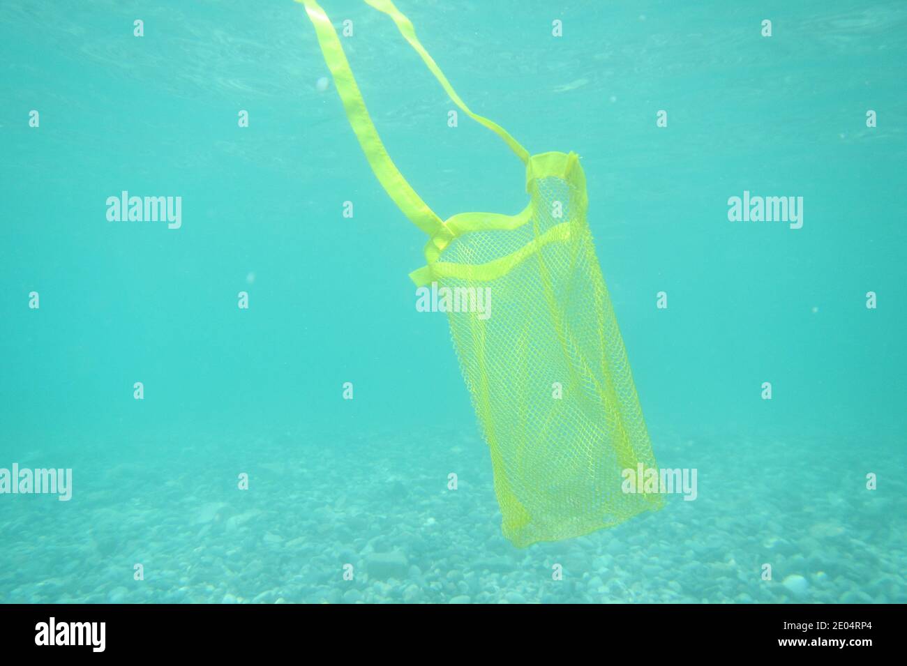 Vue d'un sac jaune sous l'eau Banque D'Images