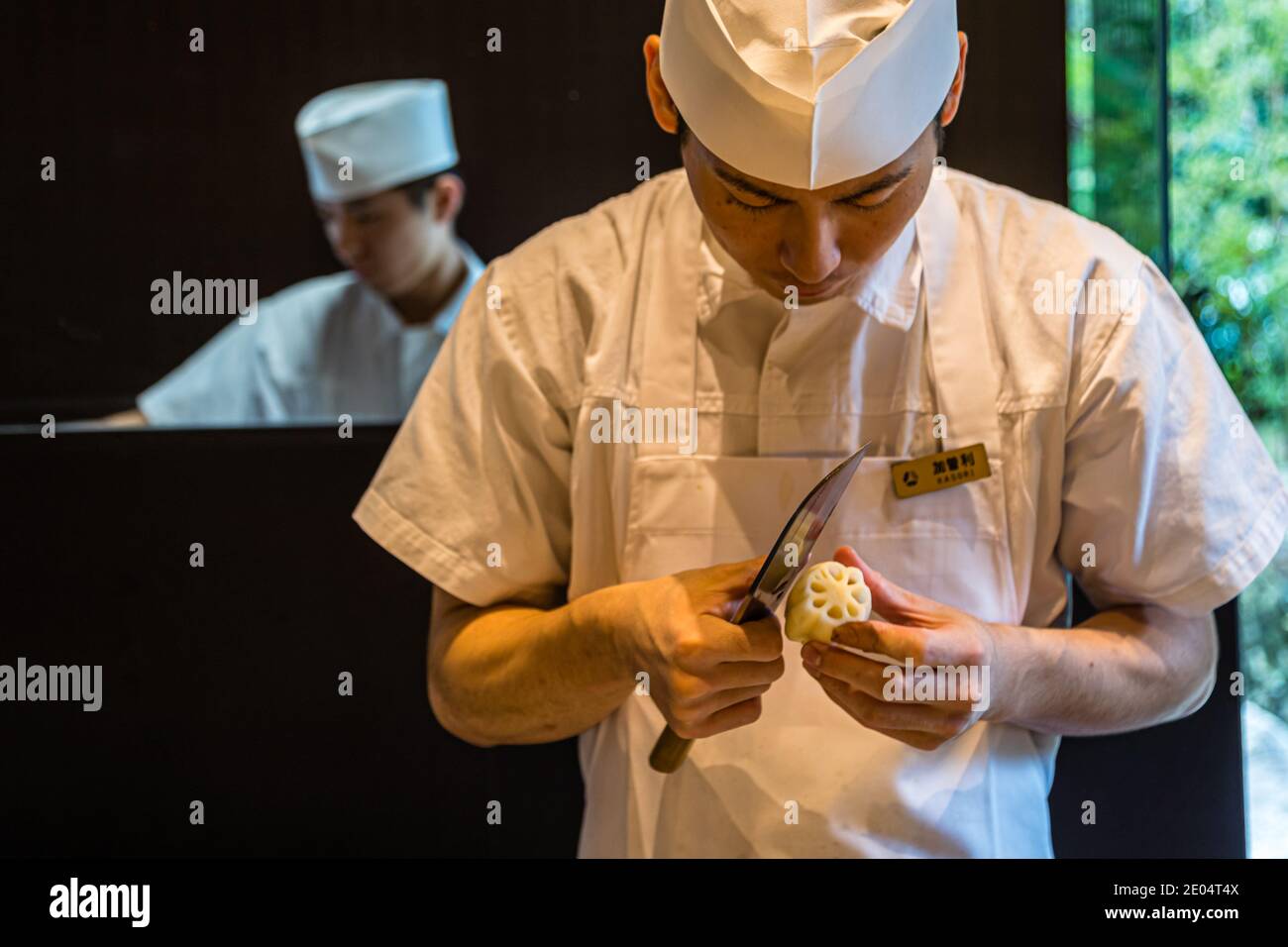 Chefs à l'hôtel Okura de Tokyo préparant lotus tiges, Minato, Japon Banque D'Images