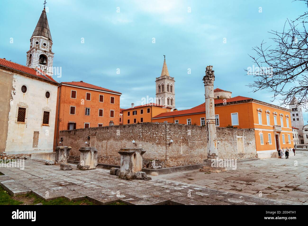 Pilier de la honte et église Saint Elias dans le centre de la ville de Zadar, Croatie Banque D'Images