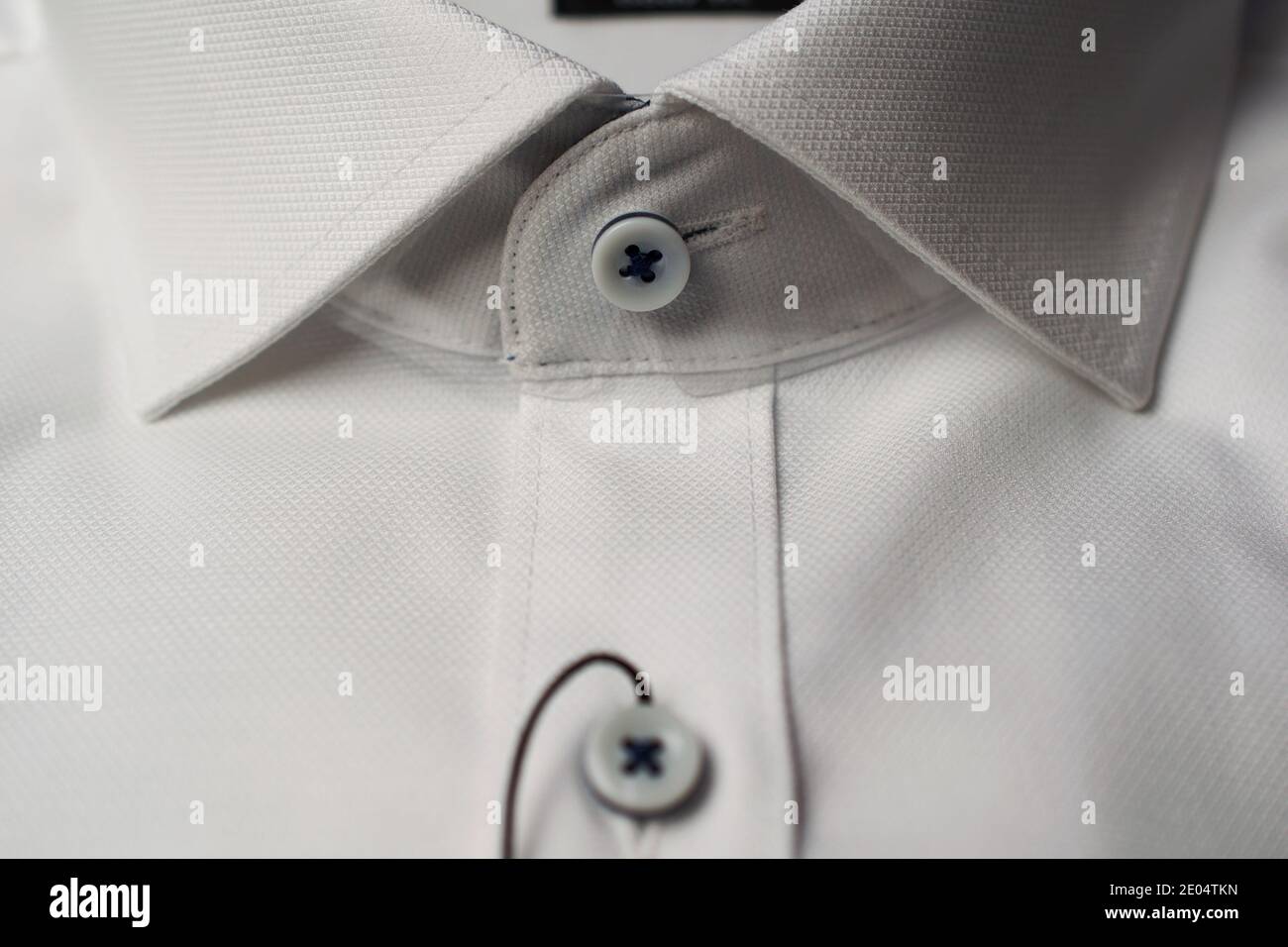 chemise blanche avec col et bouton Banque D'Images