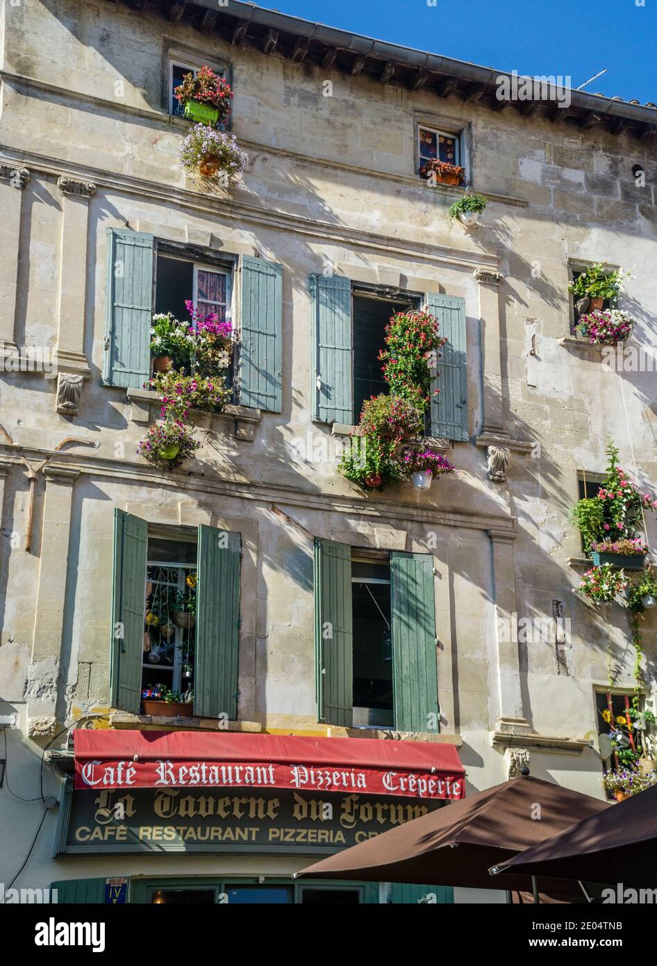 Façade de maison provençale à la place du Forum dans l'ancienne ville d'Arles, Bouches-du-Rhône, Sud de la France Banque D'Images