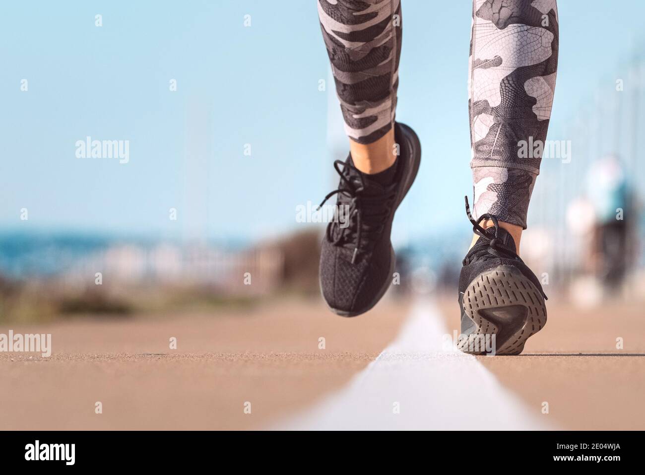 Marche rapide. FIT femme coureur de jogging. Gros plan des chaussures de running en action Banque D'Images