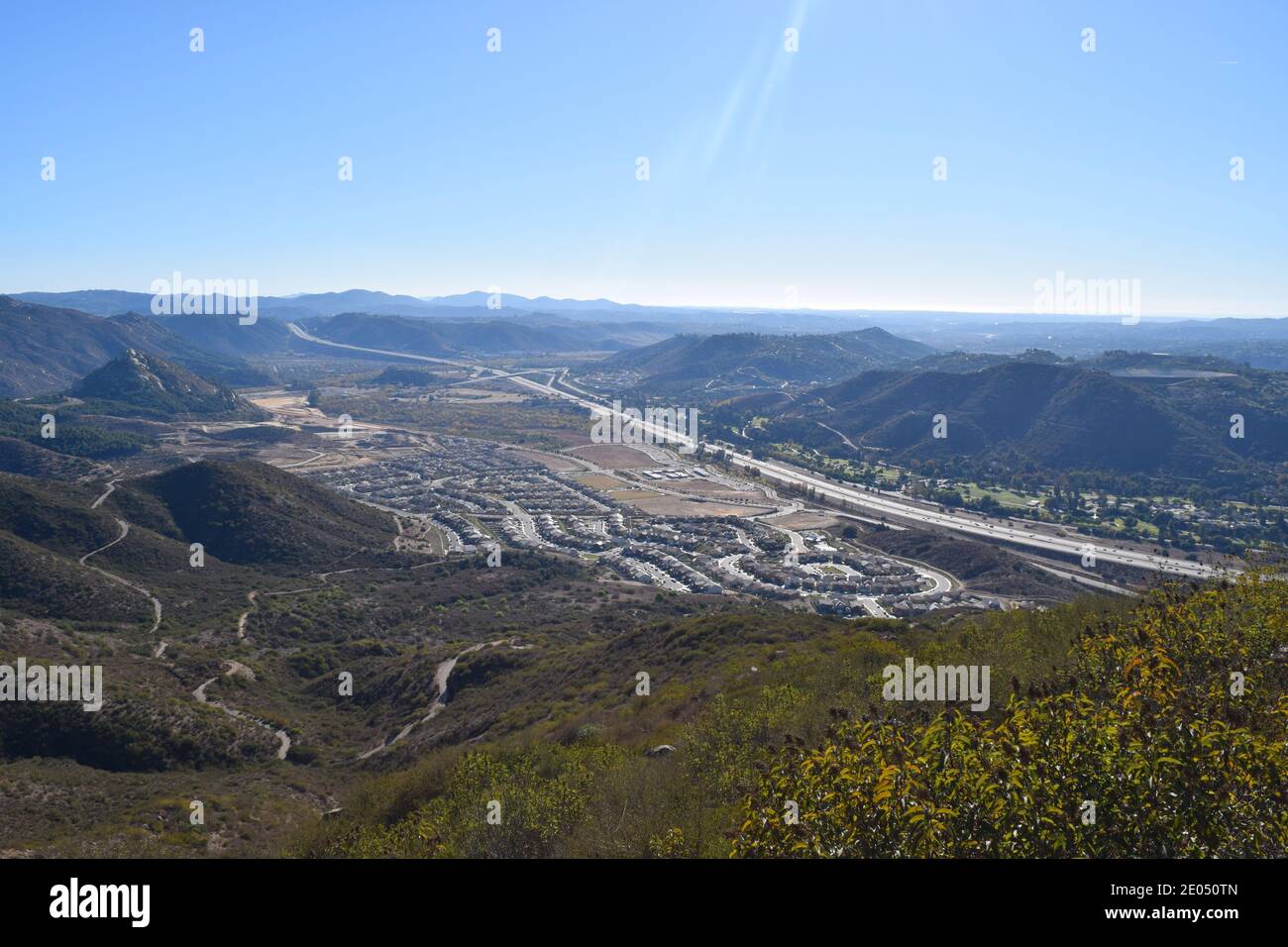 L'Interstate 15 traverse les collines côtières près de Bonsall, dans la région de Fallbrook, dans le sud de la Californie. Banque D'Images