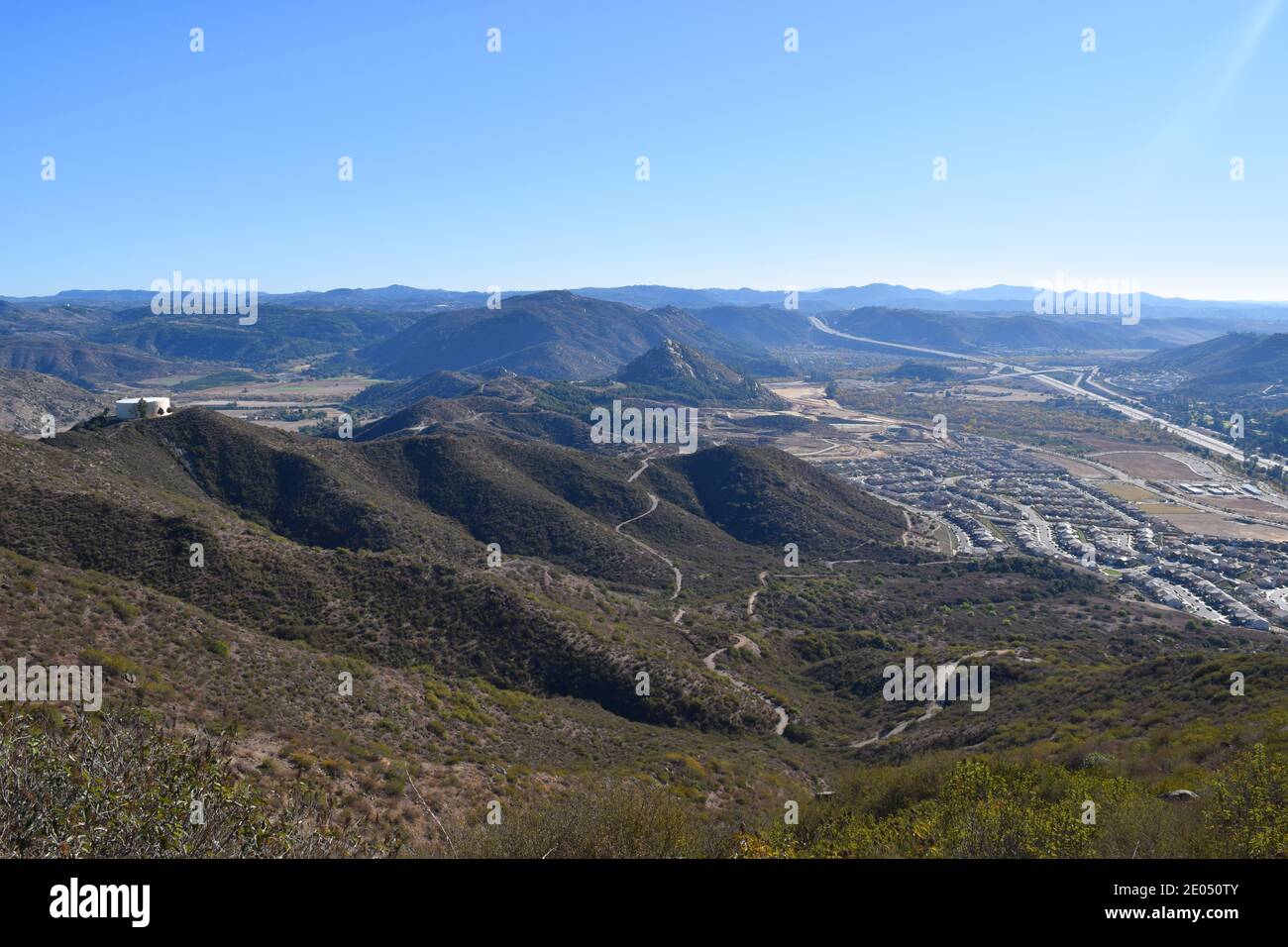 L'Interstate 15 traverse les collines côtières près de Bonsall, dans la région de Fallbrook, dans le sud de la Californie. Banque D'Images