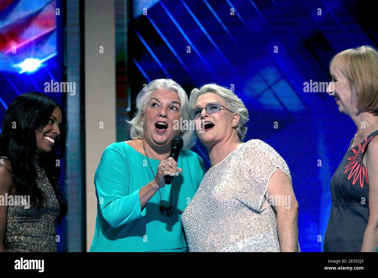 Philadelphie, Pennsylvanie, États-Unis, 27 juillet 2016L-R la chanteuse/danseuse Adrienne Warren, les actrices Tyne Daly et Sharon Gless, exécutent "ce que le monde a besoin maintenant" en l'honneur des victimes tuées dans la boîte de nuit Pulse fusillade masse à Orlando le troisième jour de la convention nationale démocratique dans la Wells Fargo Arena Credit: Mark Reinstein/MediaPunch Banque D'Images