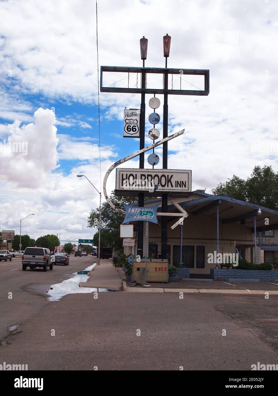 HOLBROOK, ARIZONA - 11 JUILLET 2018 : motel de bord de route du milieu du siècle, construit en 1968, le Holbrook Inn accueille toujours les clients qui cherchent un endroit pour dormir Banque D'Images