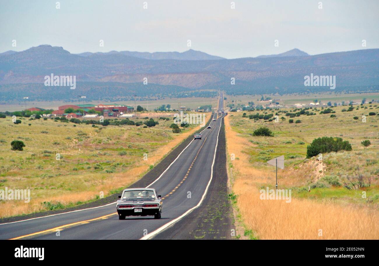 vue panoramique sur la route d'une voiture lincoln classique en direction de l'ouest sur la route historique à deux voies 66 en arizona, états-unis désert Banque D'Images