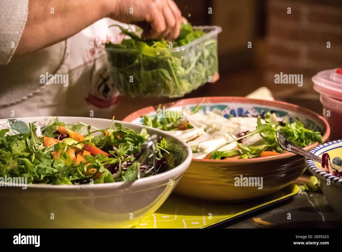 Préparation de la nourriture et restauration pour un événement apprécié dans une villa, Ombrie, Toscane Italie-hors-d'œuvre, vin, fromage, salades et plus encore. Une cuisine délicieuse pour se réunir Banque D'Images