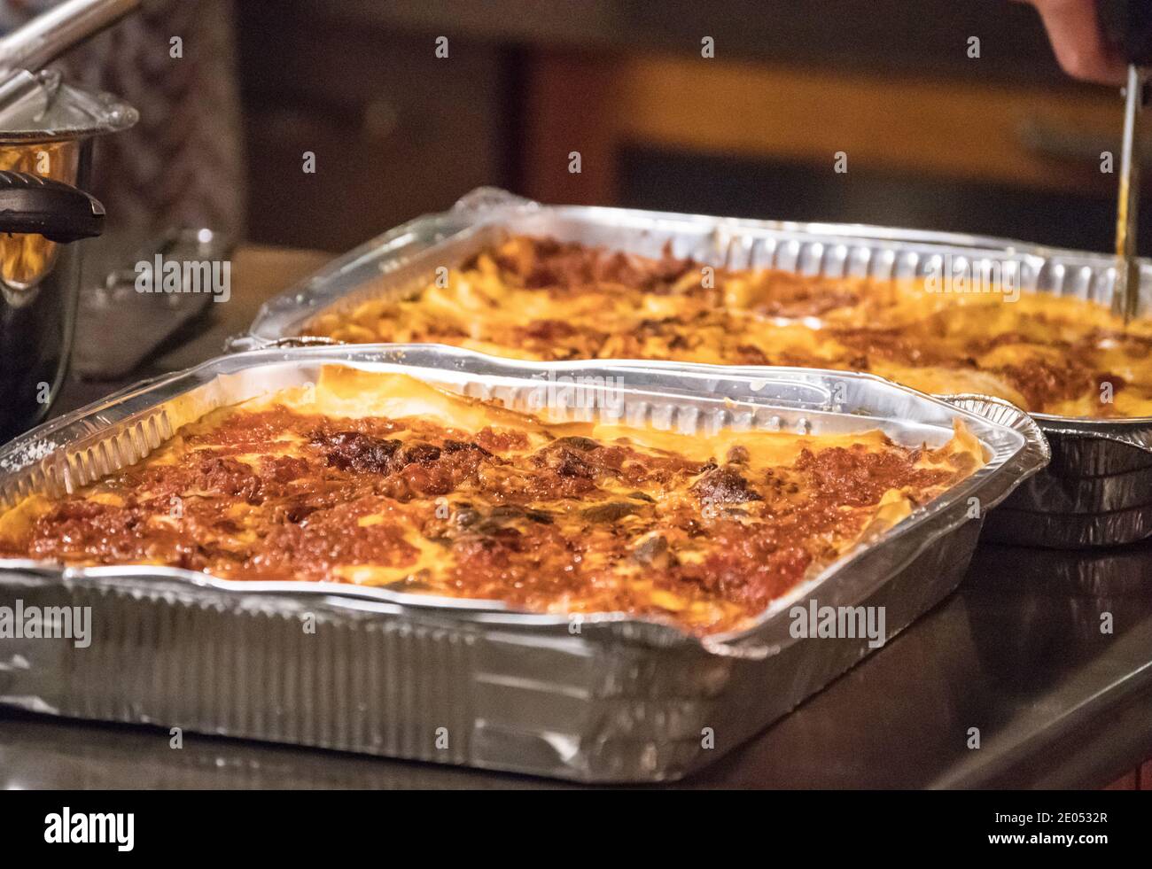Préparation de la nourriture et restauration pour un événement apprécié dans une villa, Ombrie, Toscane Italie-hors-d'œuvre, vin, fromage, salades et plus encore. Une cuisine délicieuse pour se réunir Banque D'Images
