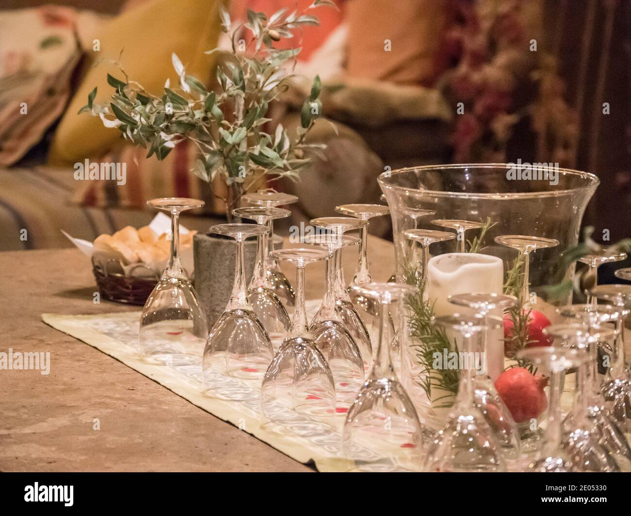 Préparation de la nourriture et restauration pour un événement apprécié dans une villa, Ombrie, Toscane Italie-hors-d'œuvre, vin, fromage, salades et plus encore. Une cuisine délicieuse pour se réunir Banque D'Images