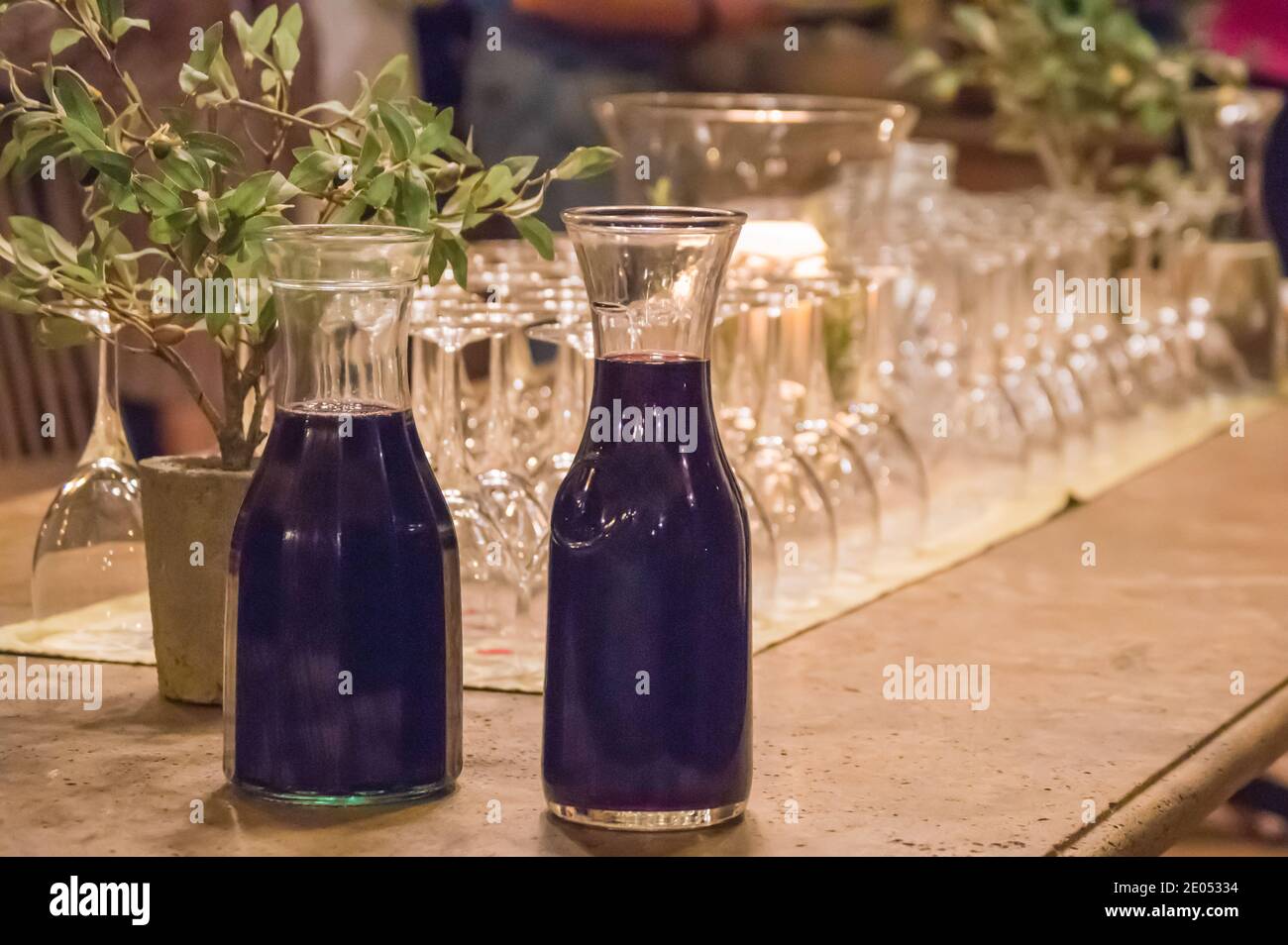 Préparation de la nourriture et restauration pour un événement apprécié dans une villa, Ombrie, Toscane Italie-hors-d'œuvre, vin, fromage, salades et plus encore. Une cuisine délicieuse pour se réunir Banque D'Images