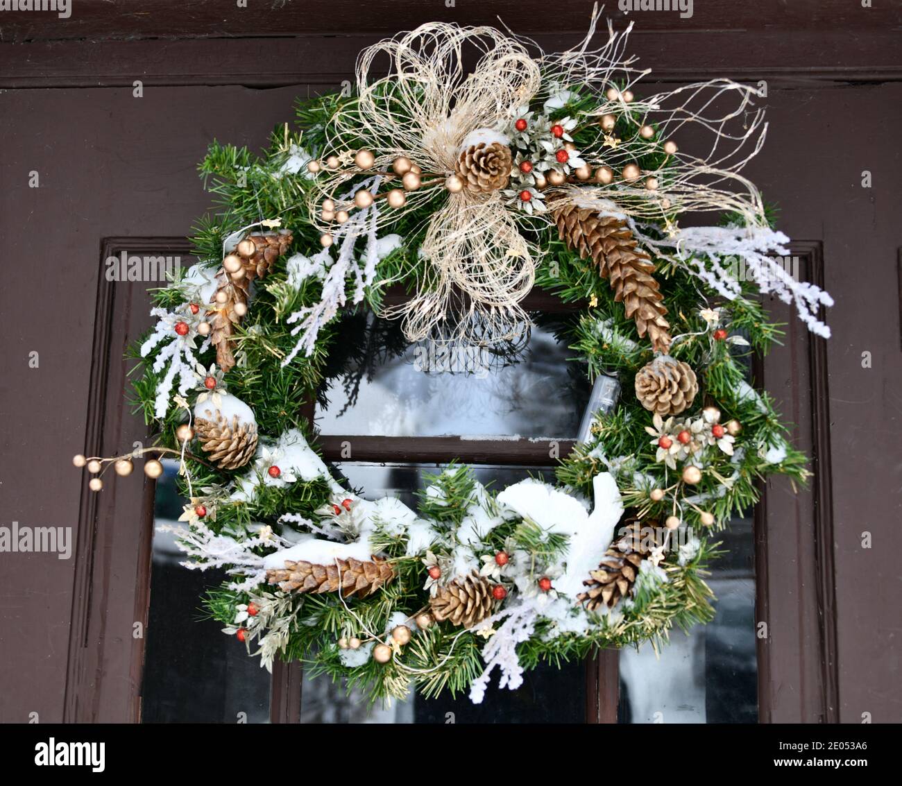 Une couronne de Noël accrochée à une porte. Banque D'Images