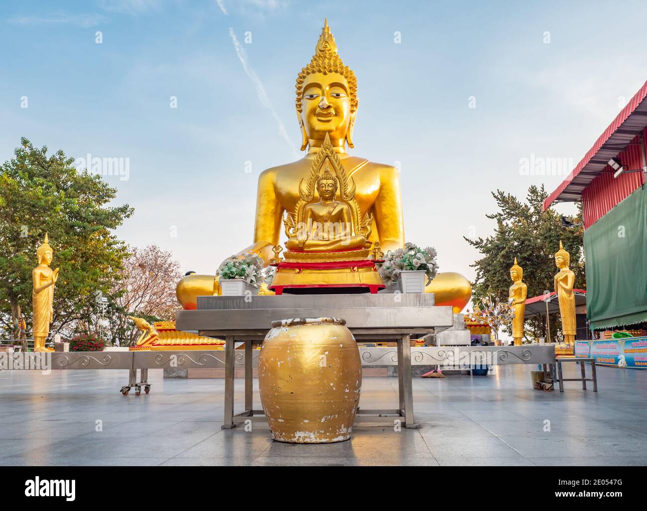 Wat Phra Yai, temple du Grand Bouddha, au sommet de la colline de Pratamnak entre Pattaya et Jomtien. Le temple est une destination touristique populaire avec une grande vue Banque D'Images