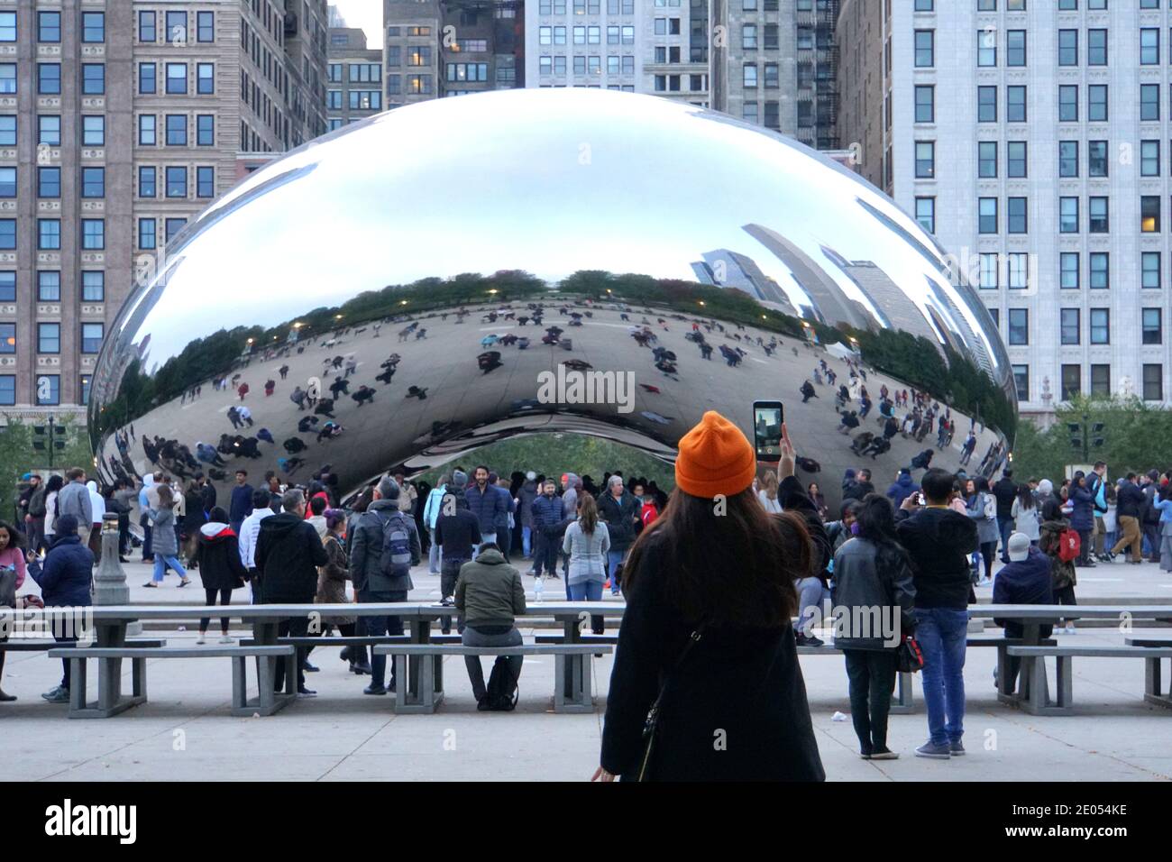 Chicago, Illinois, États-Unis - 13 octobre 2018 - UNE dame prenant une photo de Cloud Gate, également connu sous le nom de « The Bean », un lieu touristique populaire à Millennium Pa Banque D'Images