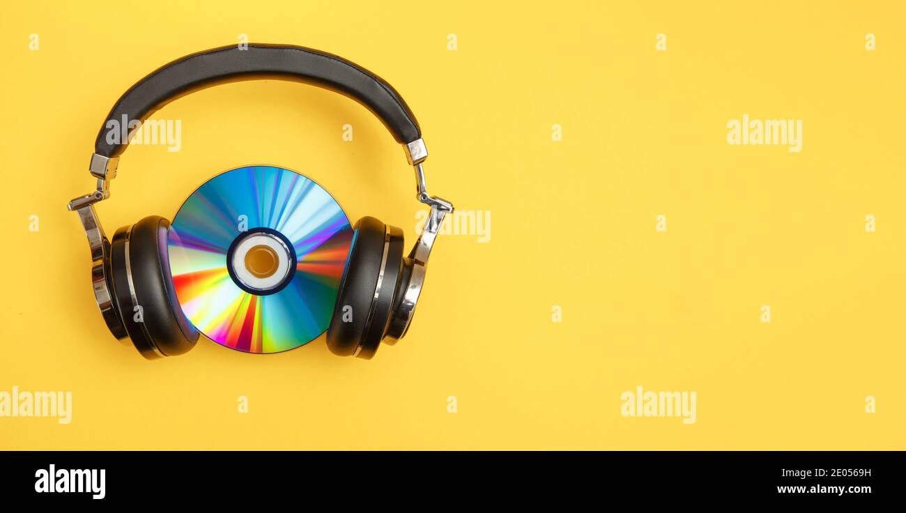 Casque et disque de musique sur fond jaune. Concept musical. Banque D'Images