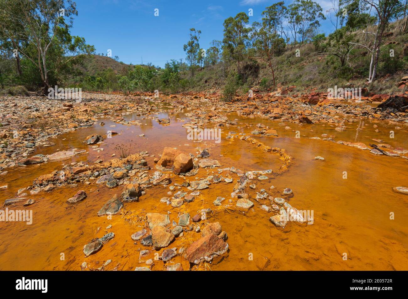 Dee River, très polluée, où l'ancienne mine d'or continue à y verser de l'acide et des métaux lourds, Mount Morgan, Central Queensland, Queensland, Queensland, Australie Banque D'Images