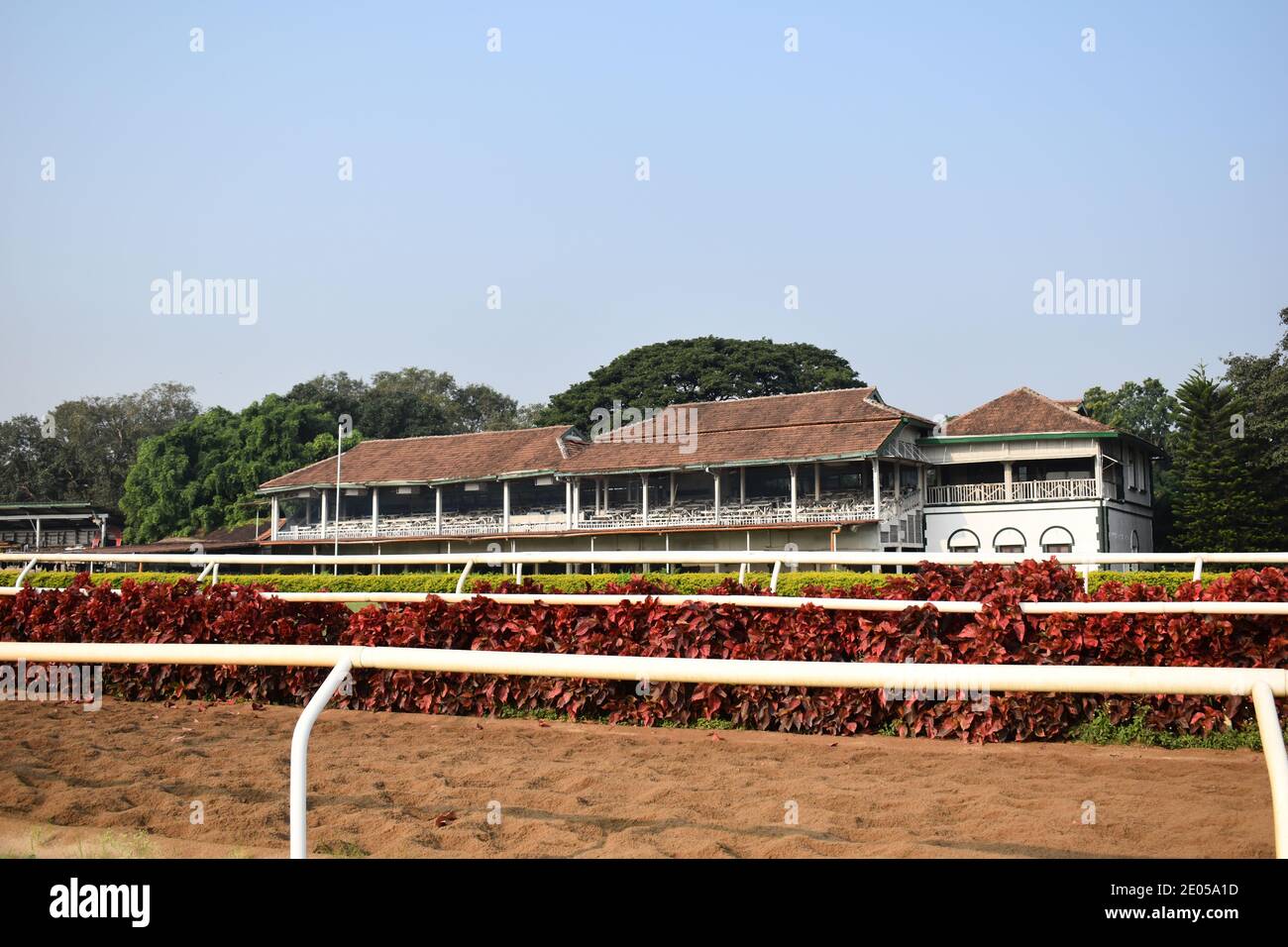 Bâtiment « Race Club RWITC Stadium », du Royal Western India Turf Club Limited, camp de course de Pune, Banque D'Images