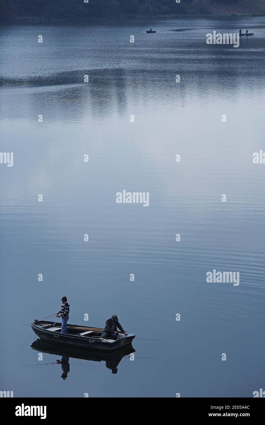 GRANDE-BRETAGNE / Angleterre /Blenheim Palace lac deux personnes assis dans un bateau de pêche . Banque D'Images
