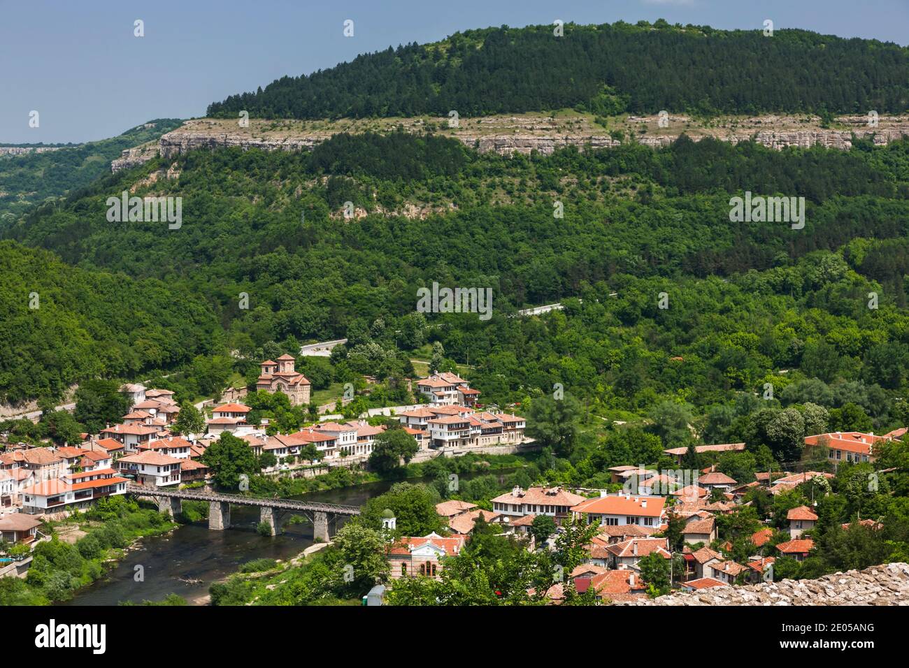 Vue panoramique du centre ville à flanc de colline, rivière Yantra, capitale historique, Veliko Tarnovo, province de Veliko Tarnovo, Bulgarie, Europe du Sud-est, Europe Banque D'Images