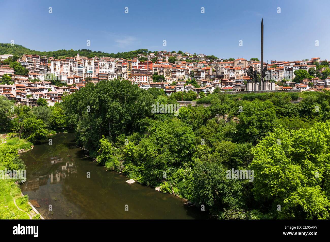 Vue panoramique sur le centre-ville à flanc de colline, et le fleuve Yantra, capitale historique, Veliko Tarnovo, province de Veliko Tarnovo, Bulgarie, Europe du Sud-est, Europe Banque D'Images
