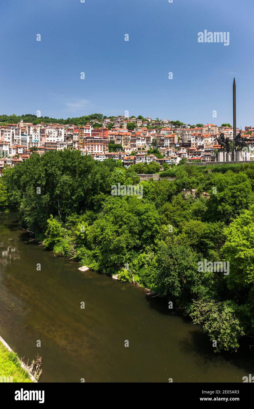 Vue panoramique sur le centre-ville à flanc de colline, et le fleuve Yantra, capitale historique, Veliko Tarnovo, province de Veliko Tarnovo, Bulgarie, Europe du Sud-est, Europe Banque D'Images