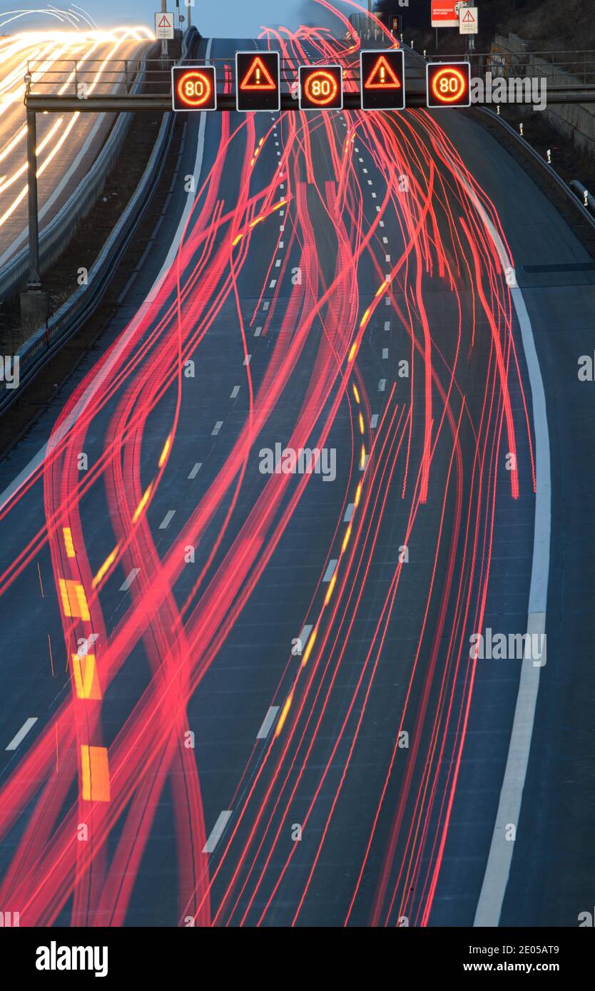 Dresde, Allemagne. 30 décembre 2020. Les phares des véhicules qui passent tracrent 4 pistes lumineuses sur l'autoroute le matin. (Tourné avec une longue exposition) Credit: Robert Michael/dpa-Zentralbild/dpa/Alay Live News Banque D'Images