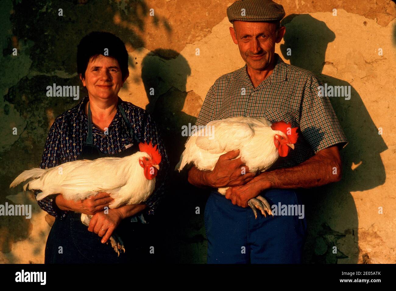 Farmer coupél posant avec leurs poulets de Bresse primés dans La province française Bresse, France Banque D'Images
