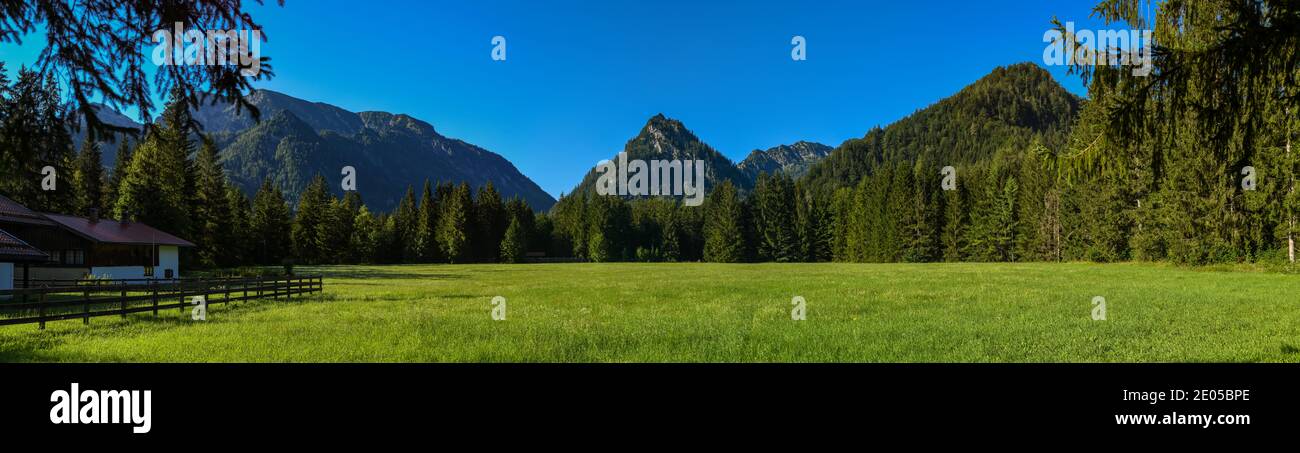 Panorama des montagnes de Chiemgau dans le sud de la Bavière sur un soleil matin Banque D'Images