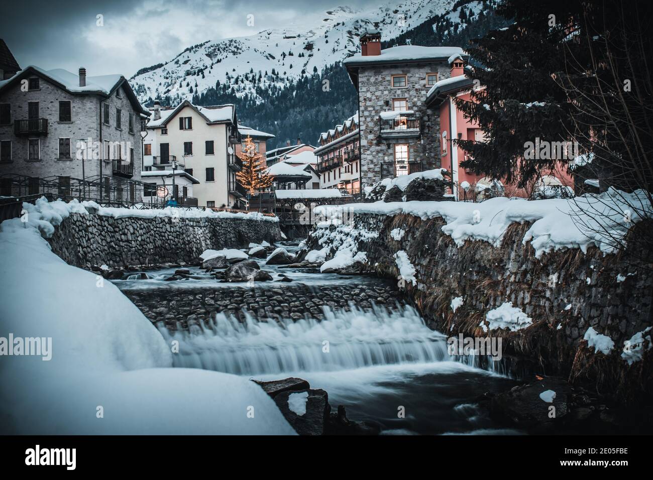 vue sur la rivière de ponte di legno Banque D'Images