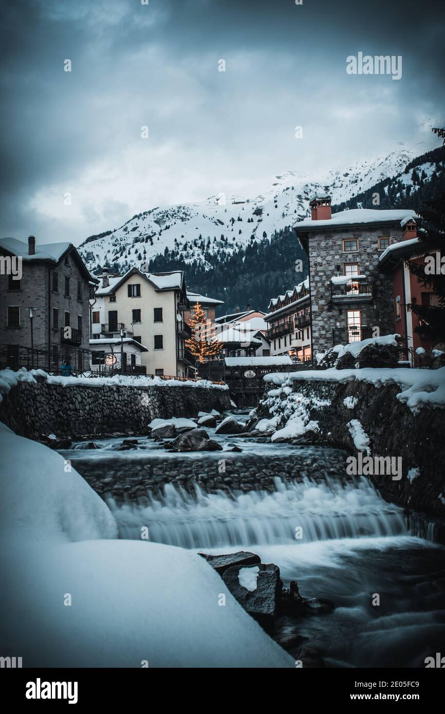 vue sur la rivière de ponte di legno Banque D'Images