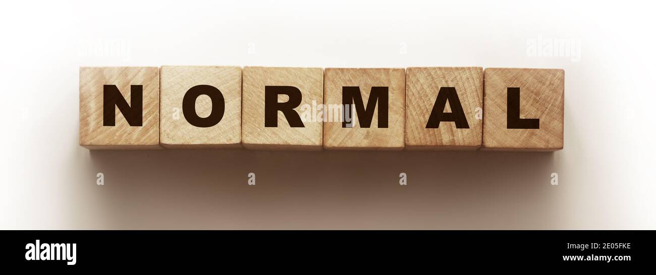 Mot normal sur cube de l'alphabet en bois. Concept une nouvelle vie normale après une pandémie Banque D'Images
