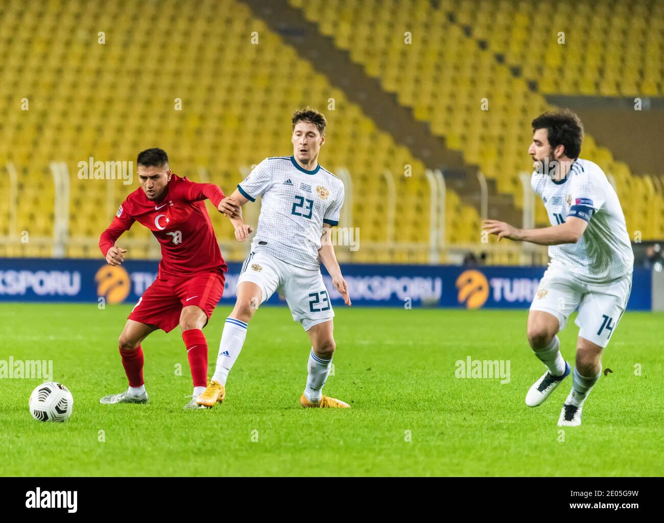 Istanbul, Turquie – 15 novembre 2020. L'équipe nationale de football de Turquie a fait droit à Cengiz contre les joueurs de Russie Daler Kuzyaev et Georgi Dzhikiya Banque D'Images