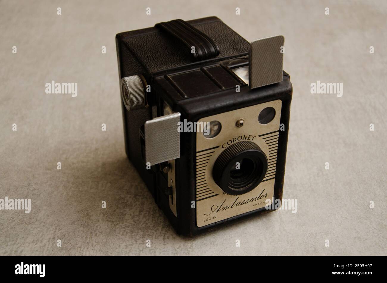 Caméra à boîtier Ambassador à baïonnette antique sur fond gris Banque D'Images