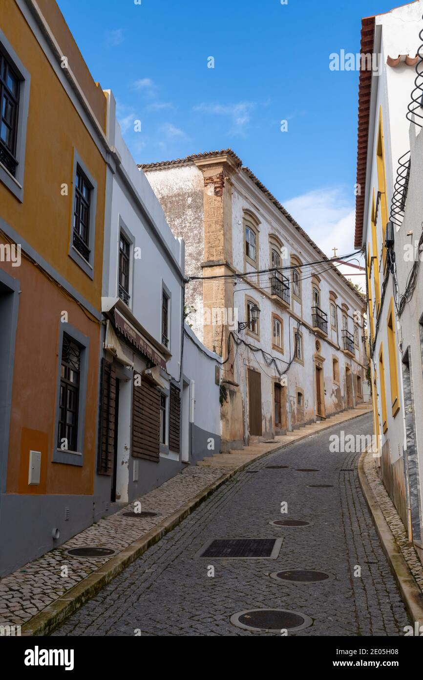 Une rue étroite dans le centre de la vieille ville de Silves Au Portugal Banque D'Images