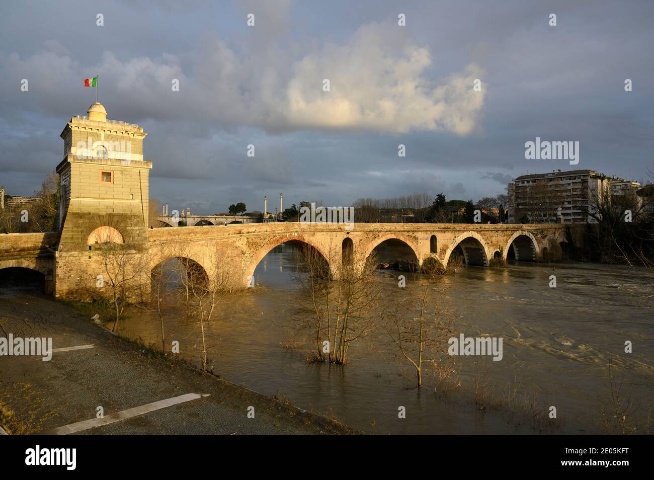 Rome. Italie. Pont de Milvian (Ponte Milvio), traverse le Tibre (Fiume Tevere) dans le nord de Rome et fut le site de la célèbre bataille du Milvi Banque D'Images