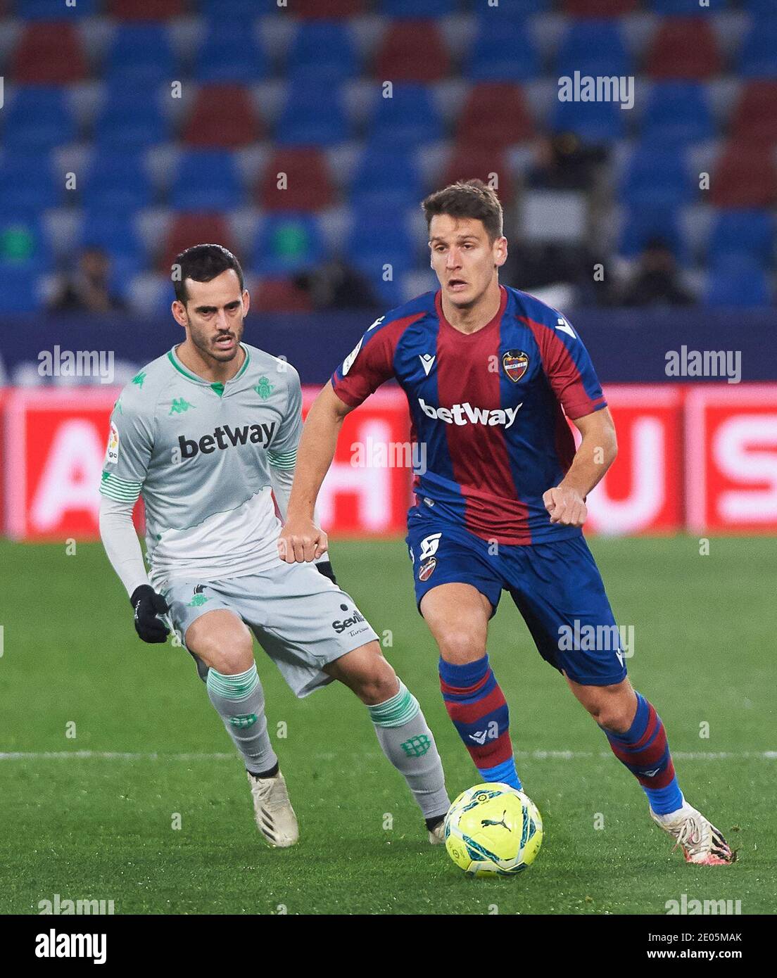 Nemanja Radoja de Levante UD et Juanmi Jimenez de Real Betis pendant le championnat d'Espagne la Liga de football mach entre Levante et Real Betis le 29 décembre 2020 à Estadio Ciutat de Valencia à Valence, Espagne - photo Maria Jose Segovia / Espagne DPPI / DPPI / LM crédit: Paola Benini/Alamy Live News Banque D'Images