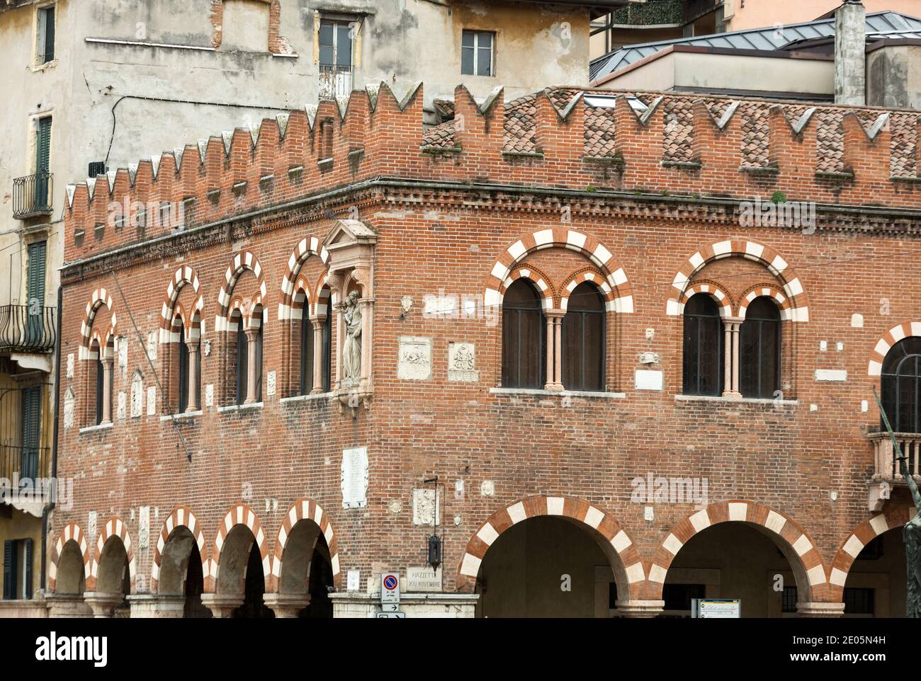 Le Domus Mercatorum avec des crenellations et portique à Vérone. Italie Banque D'Images