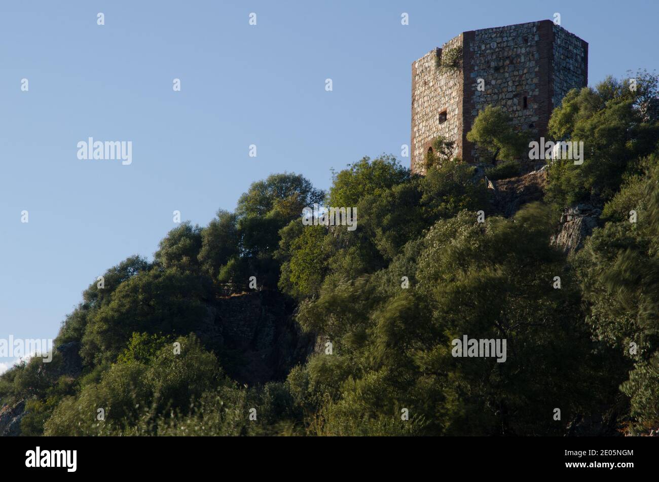 Château de Monfrague sur une colline couverte de forêt méditerranéenne. Parc national de Monfrague. Caceres. Estrémadure. Espagne. Banque D'Images