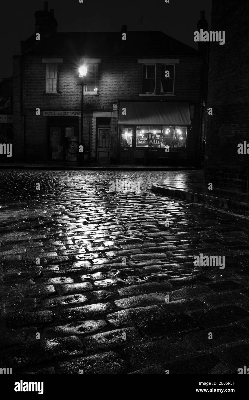 Ancienne rue victorienne pavée de Gaslit Banque D'Images