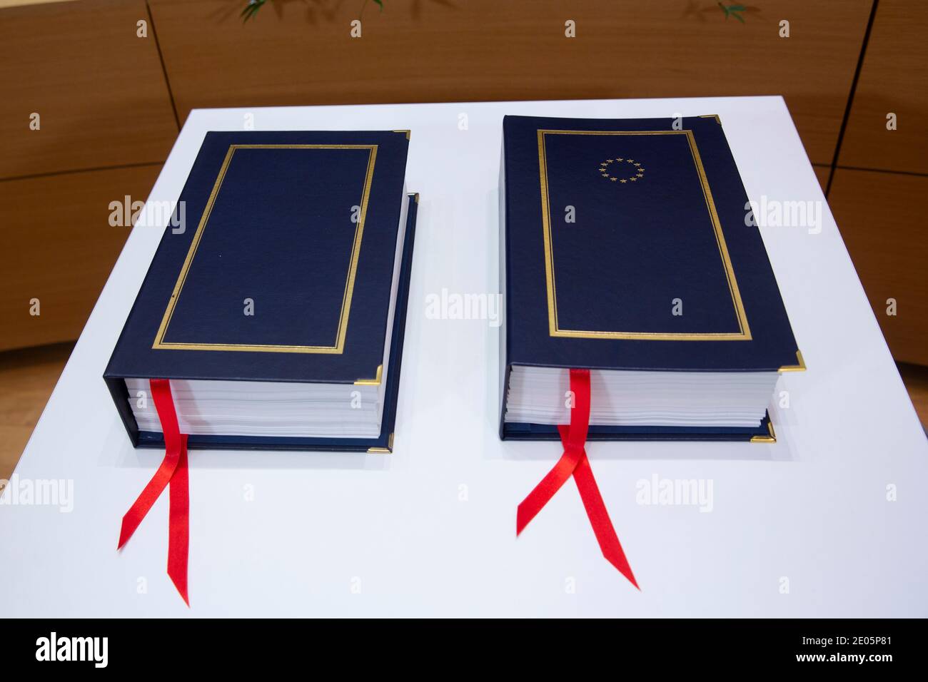 Bruxelles, Belgique. 30 décembre 2020. Le président de la Commission européenne, Ursula von der Leyen, et le président du Conseil de l'UE, Charles Michel, lors d'une cérémonie de signature de l'accord de commerce et de coopération entre l'UE et le Royaume-Uni, à Bruxelles, en Belgique, le 30 décembre 2020. Crédit: ALEXANDROS MICHAILIDIS/Alamy Live News Banque D'Images