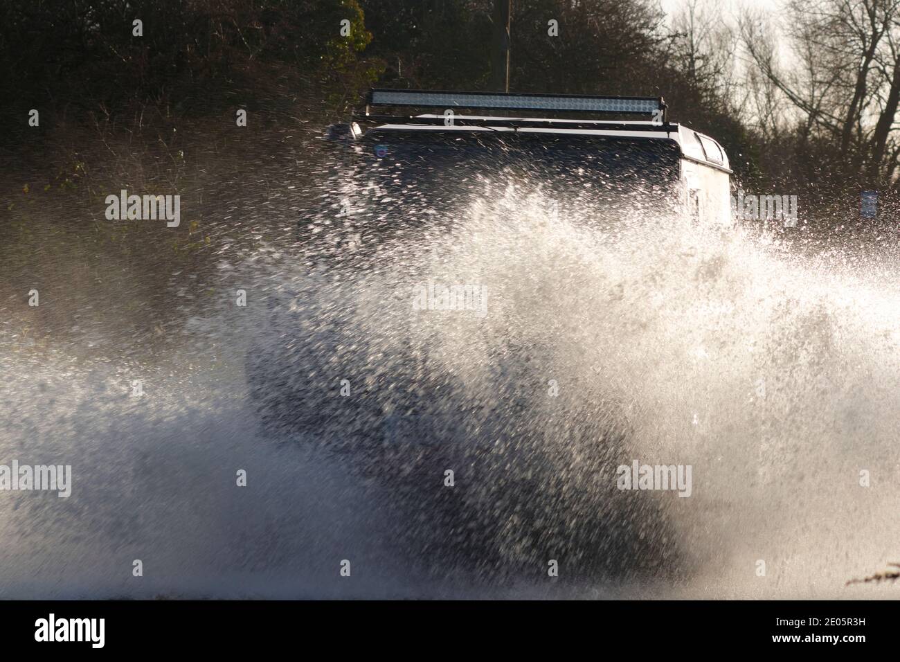 Un Landrover fait un splash en conduisant par Storm Bella Inondation sur Barnsdale Road à Castleford, West Yorkshire, Royaume-Uni Banque D'Images